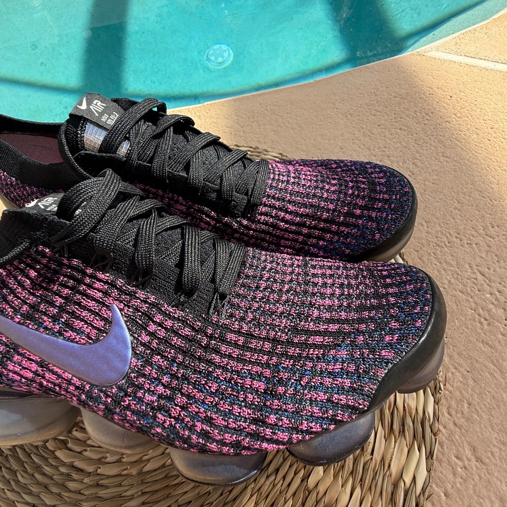 Nike Women's Black and Pink Sneakers